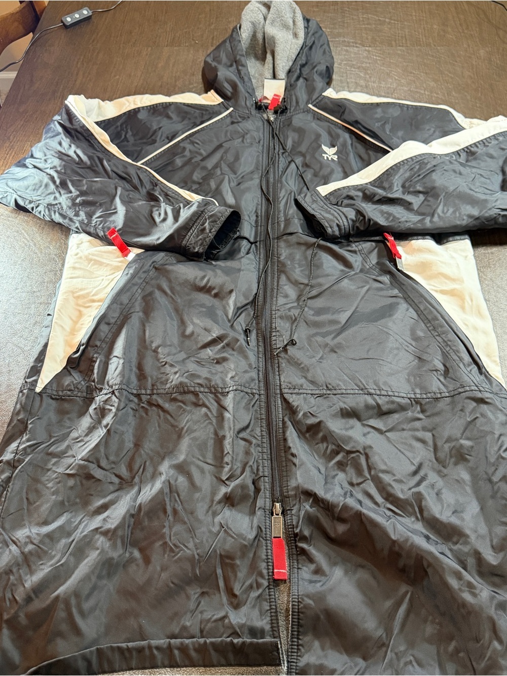 TYR Black & Cream Long Hooded Swim Parka Sz M